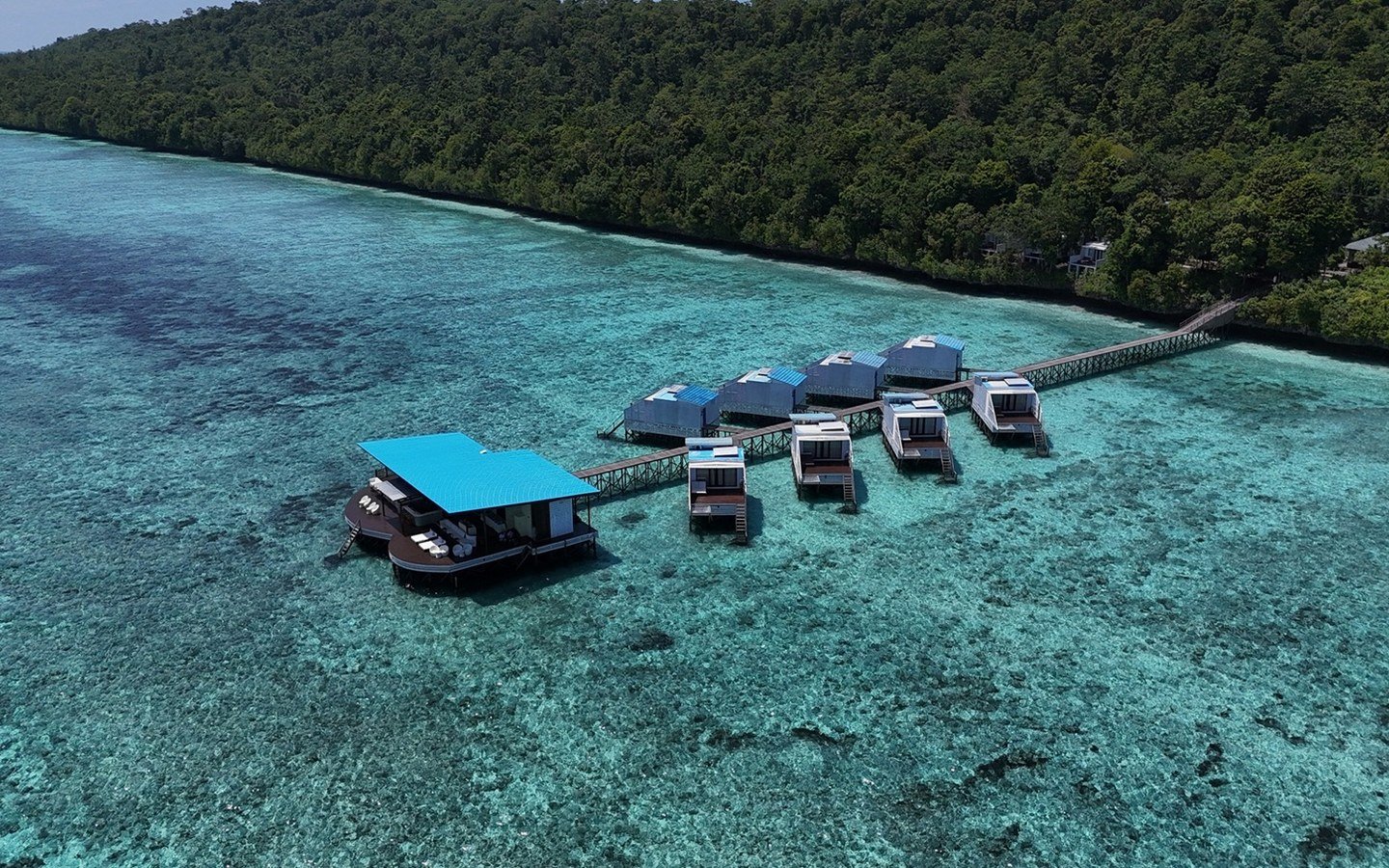 Arasatu's Floating Villas and Samamea centered within Maratua's coral shelf.