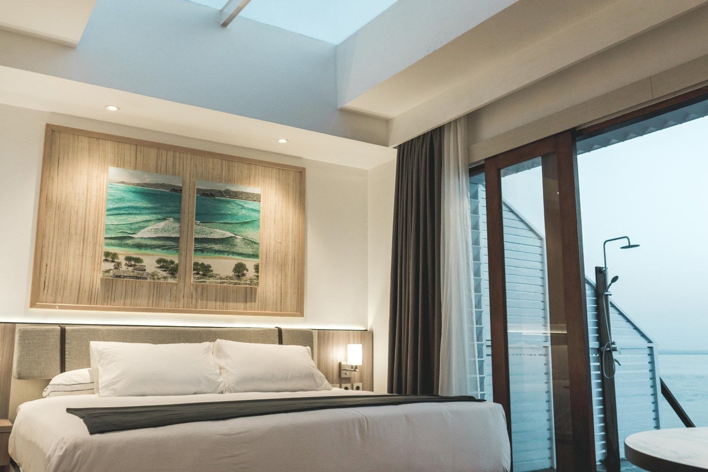 Tempat tidur dan interior di dalam Vila Terapung Arasatu.
