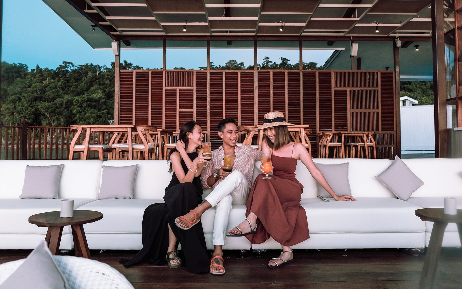 Three guests sharing drinks in the lounge at Samamea Floating Restaurant.