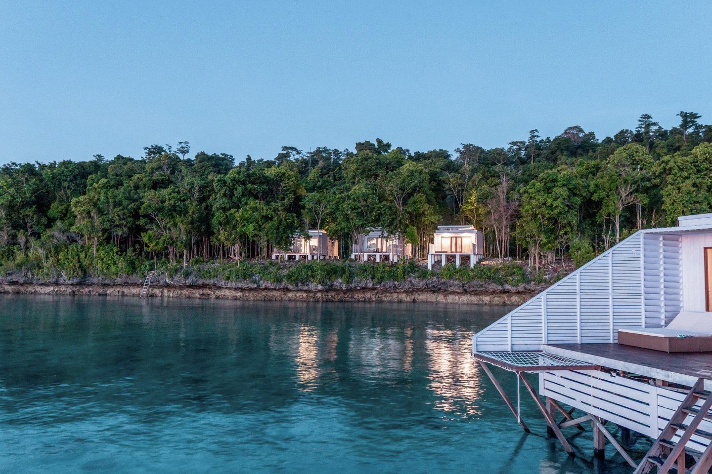 Arasatu Sea View Villas positioned on the cliff above the water.